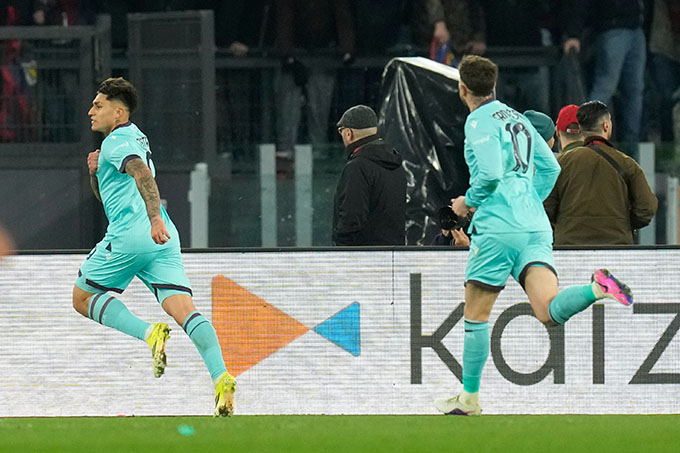 Niềm vui muộn của các cầu thủ Bologna khi họ lọt vào tứ kết Europa League