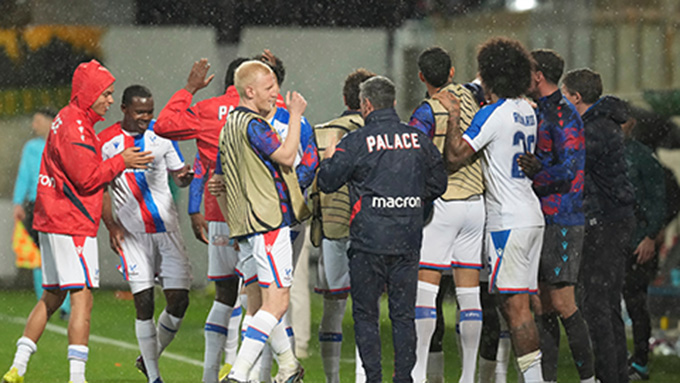 Các cầu thủ Crystal Palace ăn mừng suất vào tứ kết Europa League