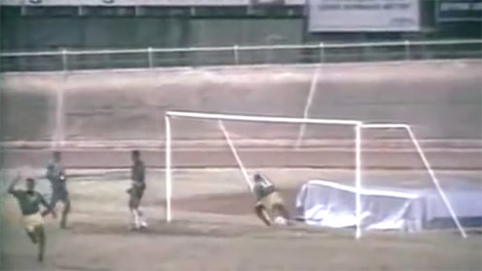 Barbados chủ động... đá phản lưới nhà