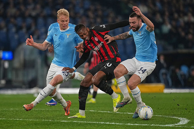 Leao bất lực trong vòng vây của các cầu thủ Lazio