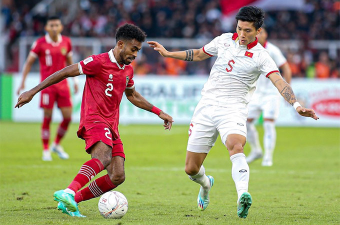 Văn Hậu (áo trắng) là ứng viên hàng đầu cho vị trí trung vệ lệch trái.