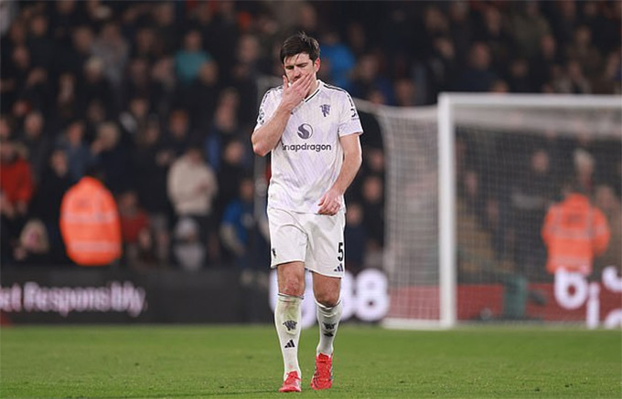 Maguire nhận thẻ đỏ khiến MU mất chiến thắng