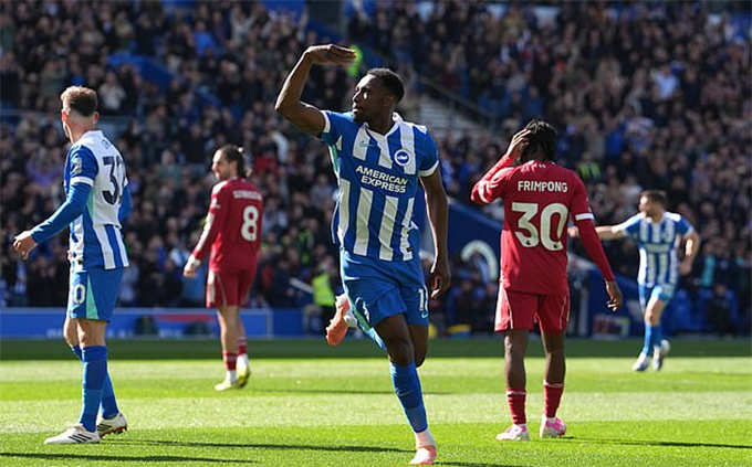 Welbeck tỏa sáng với một cú đúp bàn thắng