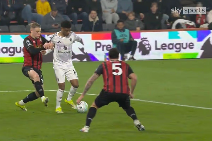 Pha bóng Diallo bị đẩy ngã nhưng không có penalty