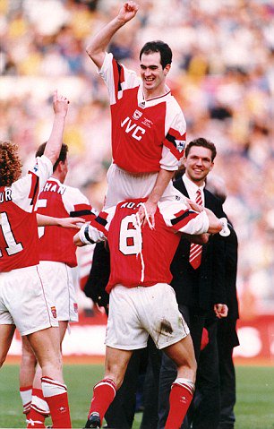 Morrow đã giành Cúp Liên đoàn cùng Arsenal và đội trưởng Tony Adam