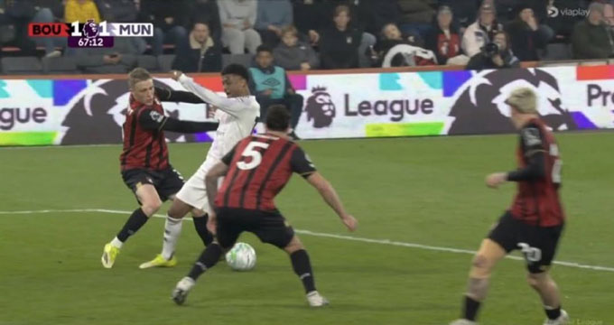 Tình huống Amad bị kéo ngã nhưng VAR không thổi phạt đền cho MU. Ảnh: Twitter