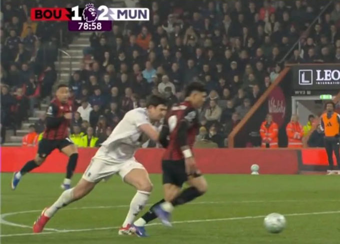 Sau đó Maguire có pha va chạm tương tự với Evanilson và VAR cho Bournemouth được hưởng phạt đền đồng thời có thẻ đỏ cho Maguire. Ảnh: Twitter