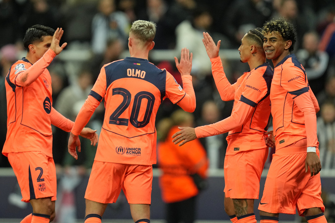 Những Yamal và Olmo đều trưởng thành từ lò La Masia của Barca. Ảnh: AP