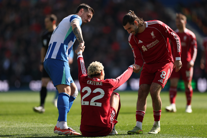 Tiền đạo Hugo Ekitike của Liverpool rời sân ngay phút thứ 8 vì chấn thương, ở trận đấu với Brighton