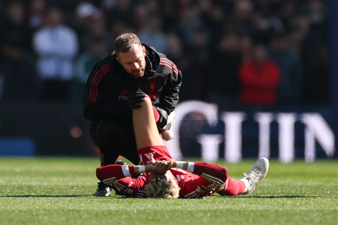 Ekitike được nhân viên y tế chăm sóc