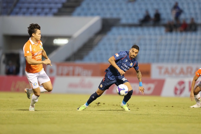 Pha truy cản của Ngọc Hải trước sức ép của CAHN. Ảnh: CTV 