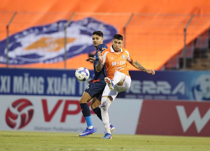 Pha tranh bóng quyết liệt của cầu thủ hai đội. Ảnh: CTV
