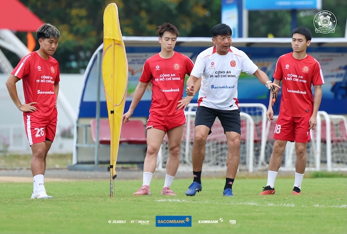 HLV Huỳnh Đức sẽ nỗ lực giúp Tiến Linh vượt qua áp lực - Ảnh: FBNV