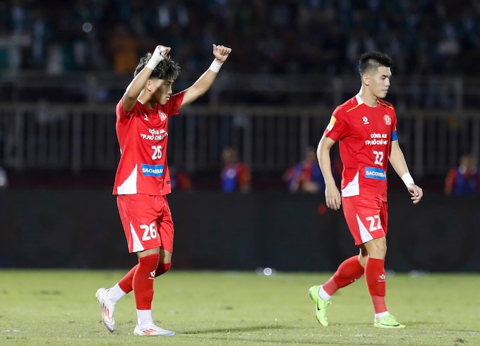 Tiến Linh đã chủ động nhường cho Khoa Ngô ghi bàn thắng trên chấm phạt đền - Ảnh: Anh Khoa 