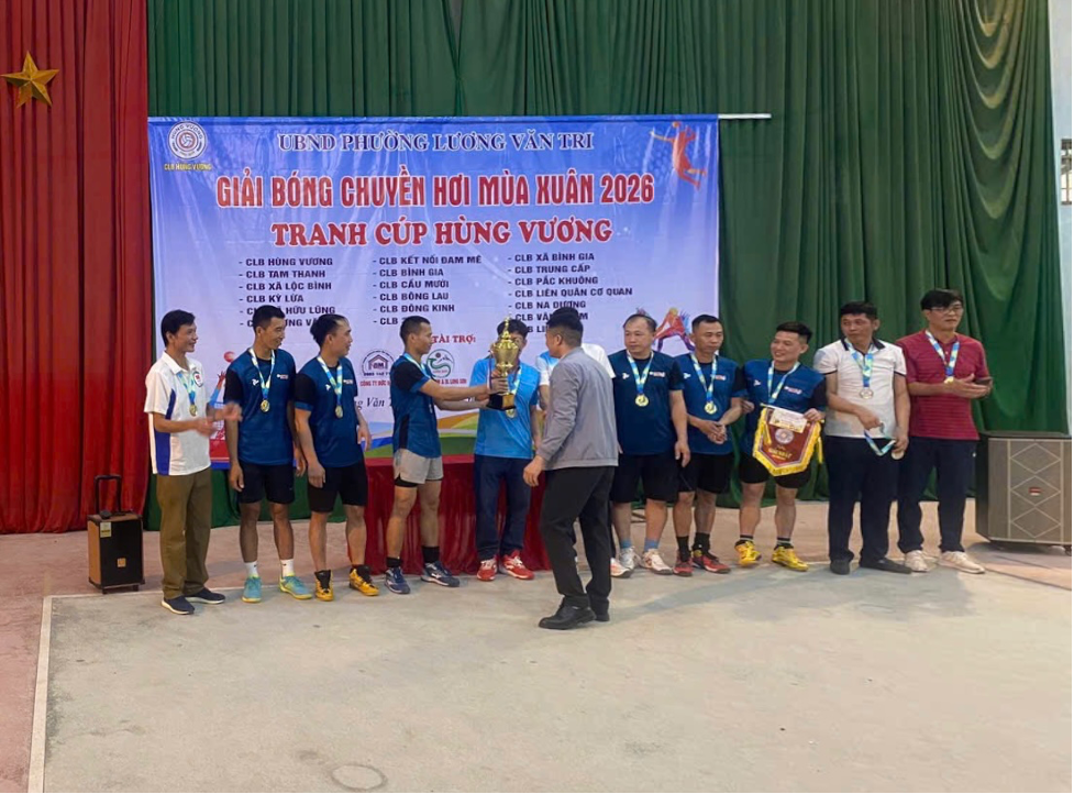 Đội bóng chuyền hơi nam nhận cờ, cúp từ Ban tổ chức Giải Bóng chuyền hơi mùa xuân năm 2026 – Tranh Cúp Hùng Vương