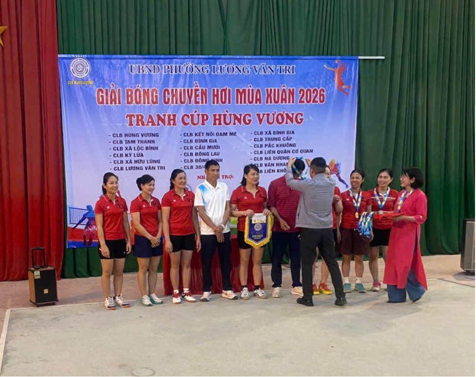 Đội bóng chuyền hơi nữ nhận cờ, cúp từ Ban tổ chức Giải Bóng chuyền hơi mùa xuân năm 2026 – Tranh Cúp Hùng Vương