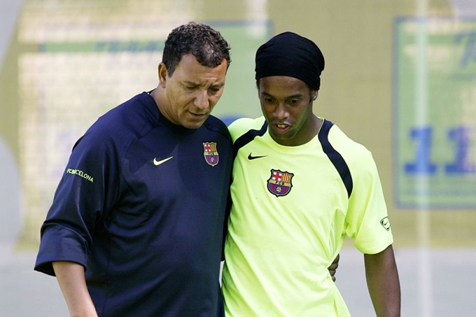 Ten Cate rất nghiêm khắc với Ronaldinho