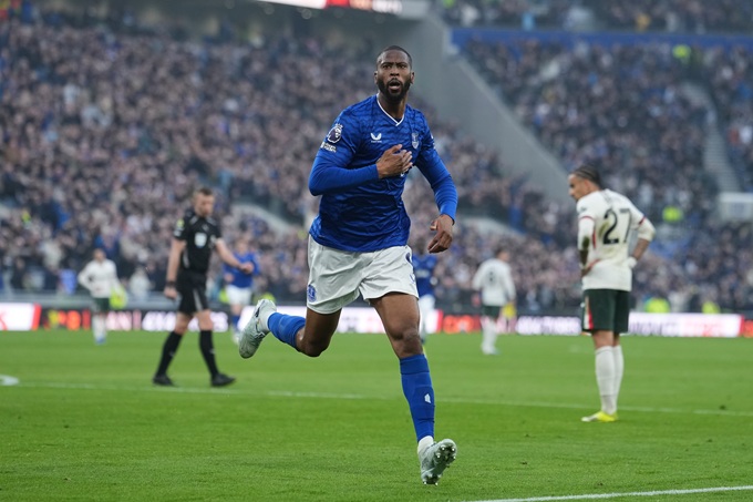 Tiền đạo Beto của Everton ăn mừng bàn thắng sau khi ghi bàn vào lưới Chelsea tại vòng 31 Premier League