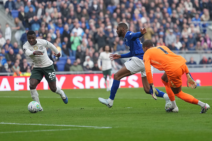 Sanchez và các thủ môn Chelsea mắc sai lầm mang tính hệ thống