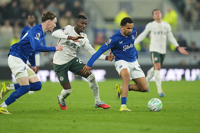 Caicedo (giữa) đảm nhận vai trò lớn hơn khiến anh suy giảm thể lực