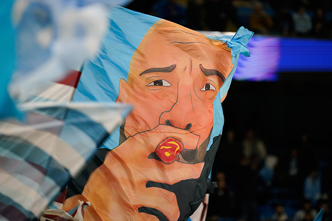 Các fan Man City vẫn cờ có hình Pep tại lượt về vòng 1/8 CHampions League