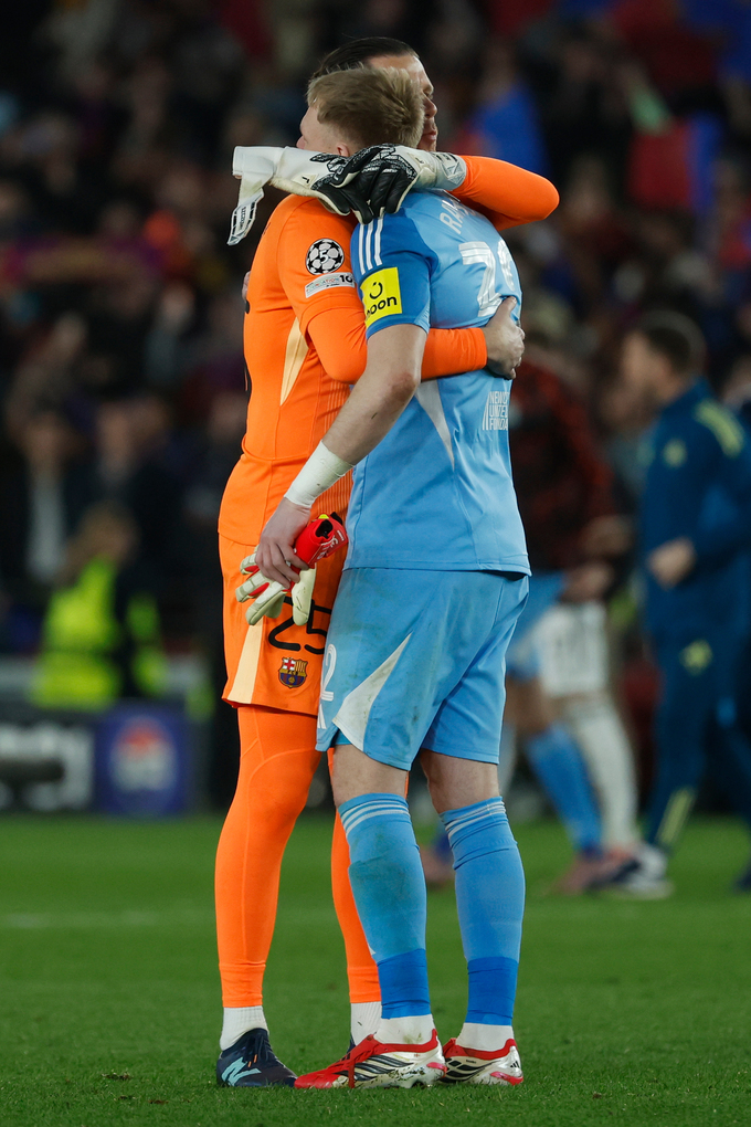 Thủ môn Wojciech Szczesny của Barca (áo cam) ôm đồng nghiệp bên phía Newcastle an ủi