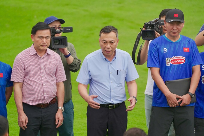 Chủ tịch VFF Trần Quốc Tuấn và Phó chủ tịch VFF Trần Anh Tú gặp mặt ĐT Việt Nam. Ảnh: Đức Cường 