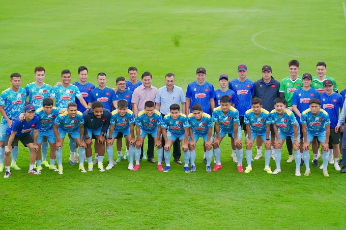 Lãnh đạo VFF và ĐT Việt Nam chụp hình lưu niệm. Ảnh: Đức Cường 