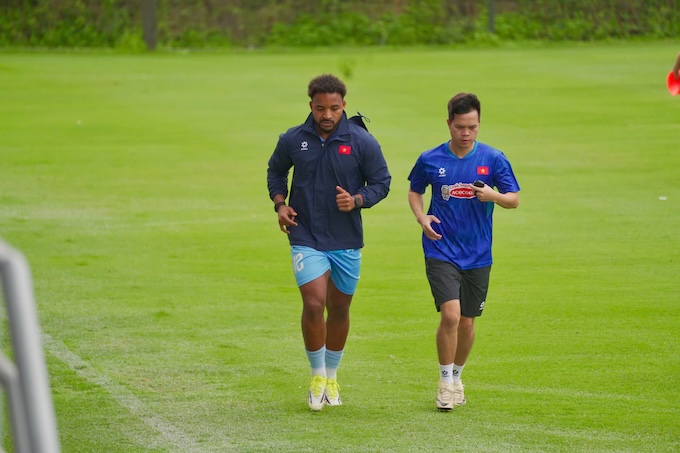 Xuân Son vẫn phải tập riêng. Ảnh: Minh Tuấn