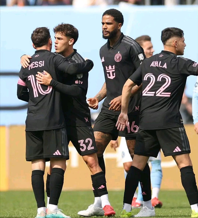 Messi ghi bàn và ăn mừng cùng các đồng đội. Ảnh: Twitter