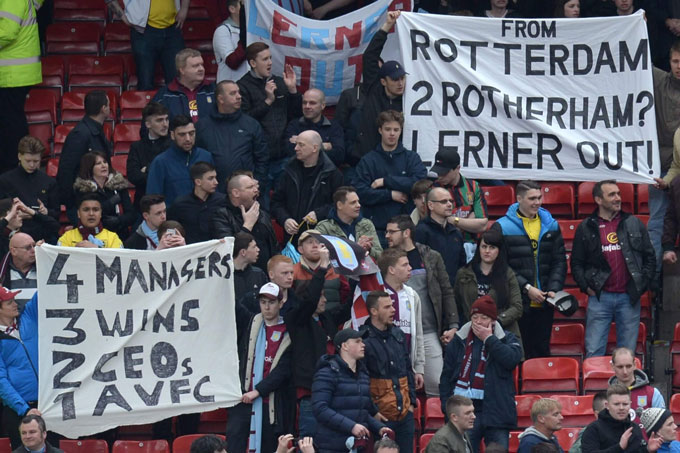 Aston Villa từng bị chế giễu bằng biểu ngữ: “Từ Rotterdam đến Rotherham?”. Ảnh: The Athletic