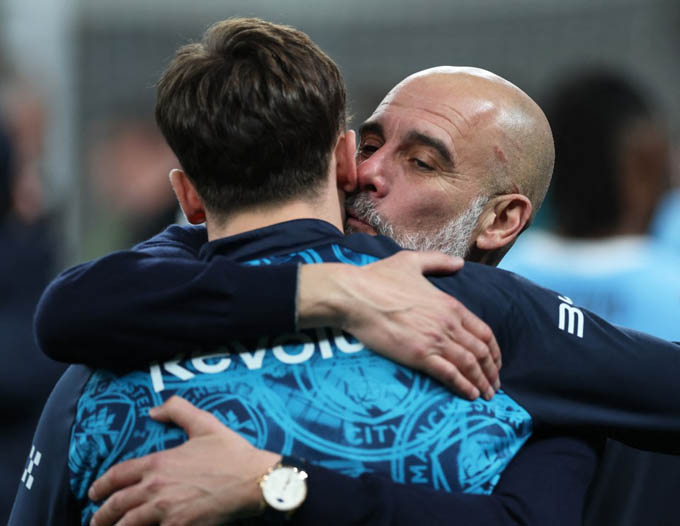 Vết xước trên đầu khá rõ ràng của Guardiola - Ảnh: The Sun