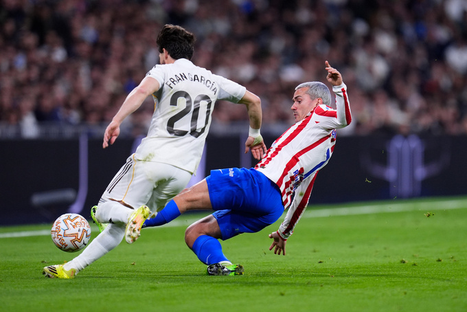 Antoine Griezmann tranh bóng trong trận derby với Real Madrid. Ảnh: AP