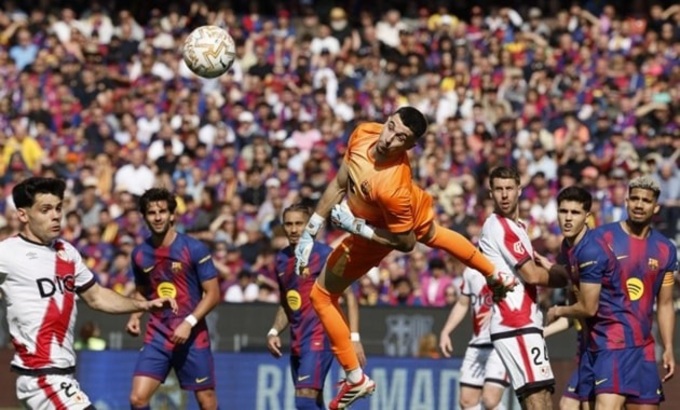 Joan Garcia là người giúp Barca bảo toàn chiến thắng trước Vallecano.