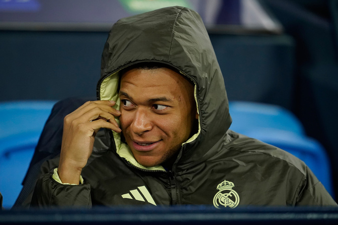 Tiền đạo người Pháp không thèm pressing, dù chỉ vào sân từ ghế dự bị và đội nhà đang mất người. Ảnh: AP