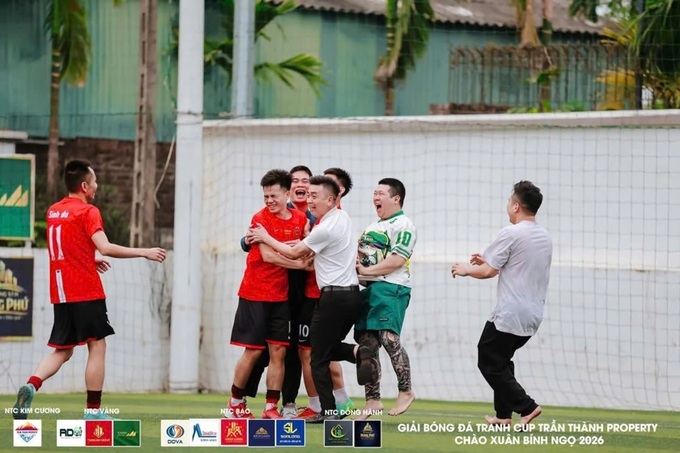 Niềm vui của bầu Thành cùng các cầu thủ Hoa Hồng khi lọt vào vòng bán kết.