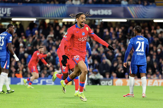 PSG (áo đỏ) vừa loại Chelsea, một đại diện của Anh, với tổng tỷ số 8-2 tại vòng 1/8