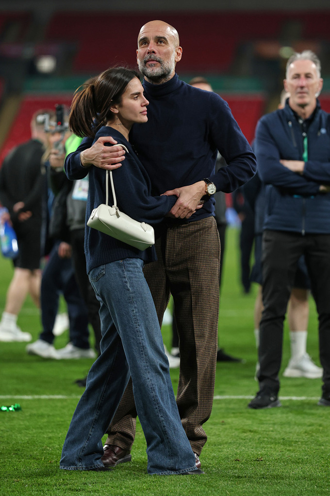 Ông cùng con gái ăn mừng chiến thắng