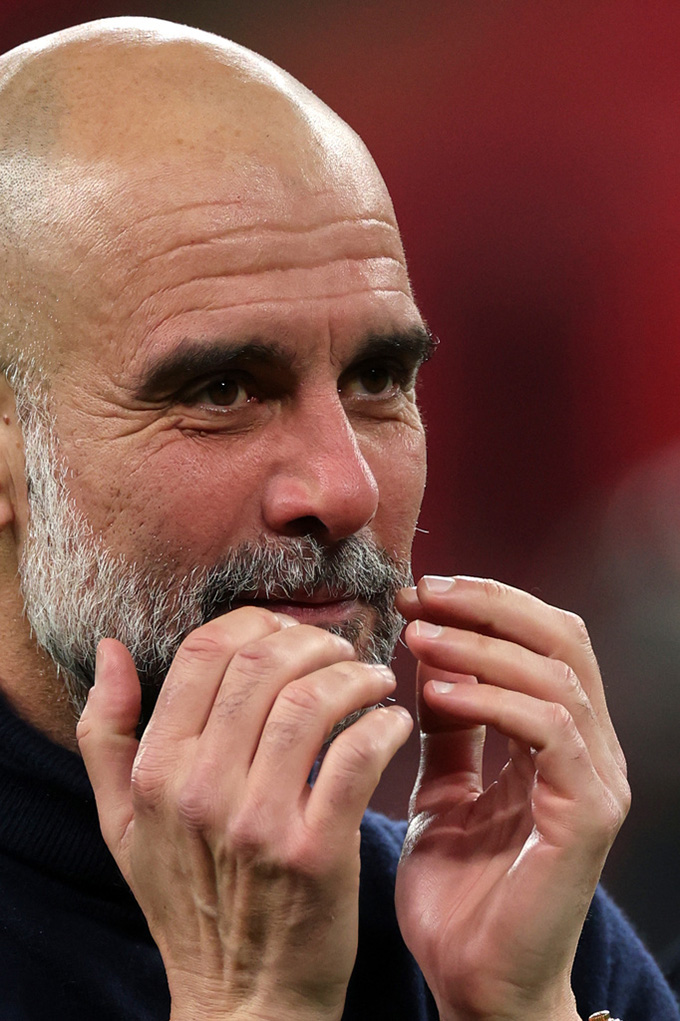 Khuôn mặt đầy cảm xúc của Pep Guardiola khi Man City một lần nữa vô địch League Cup