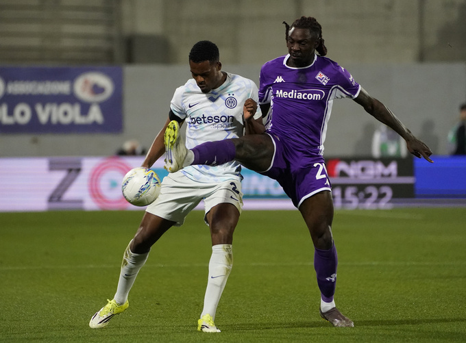 Fiorentina (áo tím) khiến Inter phải chịu sức ép rất lớn sau vòng 30 Serie A