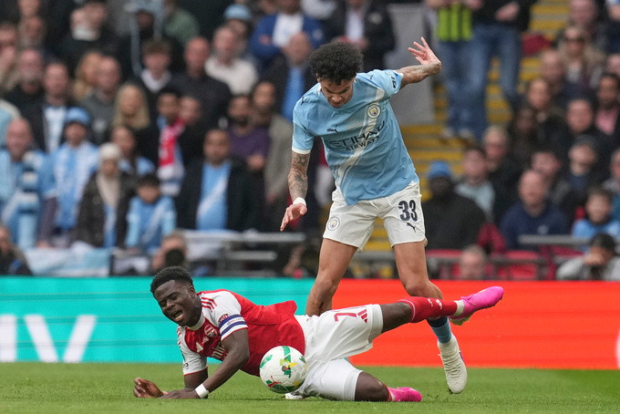 Sao trẻ của Man City "cháo hành" cầu thủ Arsenal