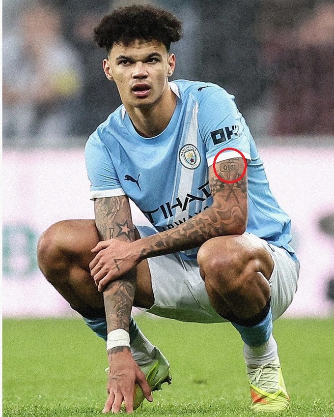 O'Reilly xăm mã vùng Manchester lên cánh tay trái 