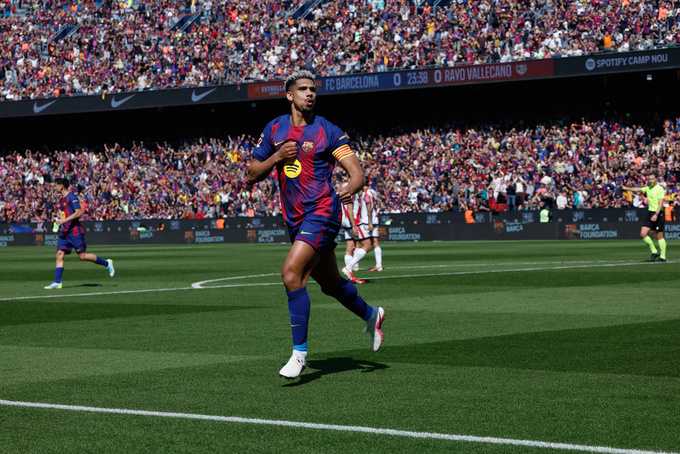 Khi trở lại với Barca, Araujo đã được HLV Hansi Flick trao ngay tấm băng đội trưởng