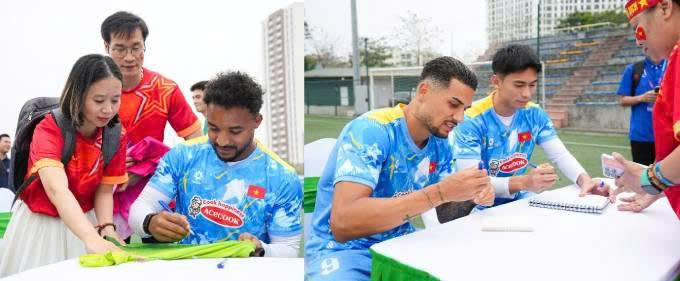 Các cầu thủ giao lưu ký tên cho người hâm mộ tại sự kiện