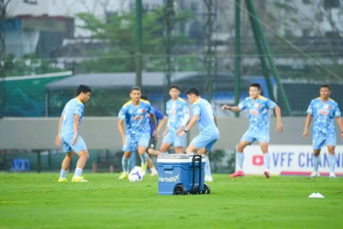Các cầu thủ đang tập luyện trên sân giúp nâng cao kỹ thuật và thể lực thi đấu