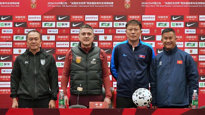 HLV tạm quyền Đinh Hồng Vinh chụp hình cùng các HLV trong buổi họp báo 