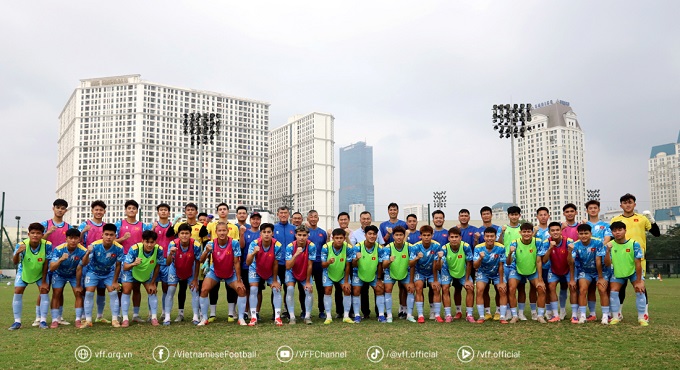 Lãnh đạo VFF và U19 Việt Nam chụp hình lưu niệm 