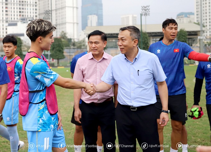 Chủ tịch VFF Trần Quốc Tuấn và Phó chủ tịch Trần Anh Tú động viên U19 Việt Nam 