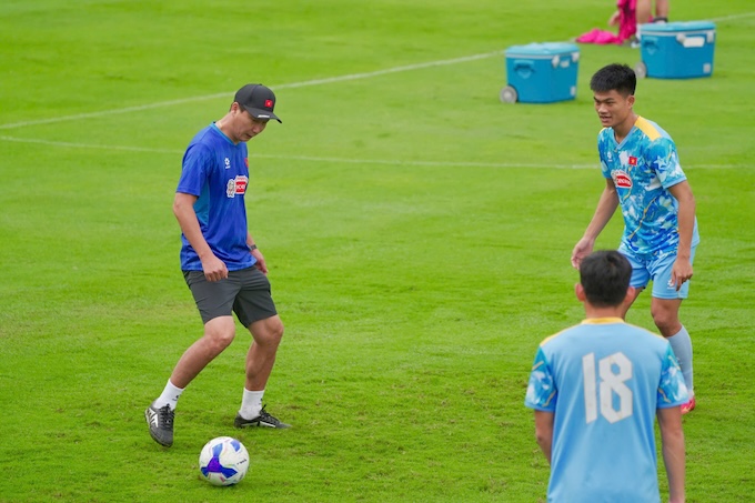 HLV Kim Sang Sik trong buổi tập với các học trò. Ảnh: Minh Tuấn