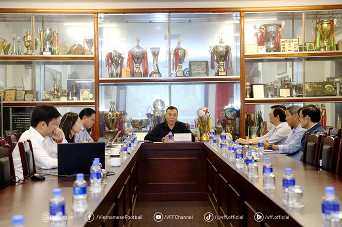 Chủ tịch LĐBĐVN Trần Quốc Tuấn tham dự cuộc họp Hội đồng HLV quốc gia